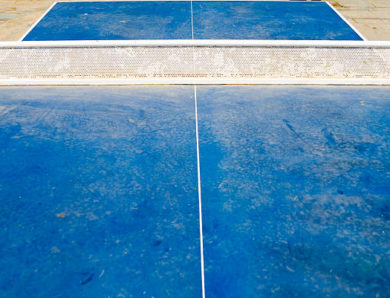 Quel type de clôture privilégier autour d’une construction court de tennis à Caen ?