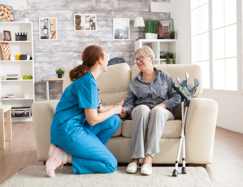Une aide à domicile à Langon peut-elle intervenir pour le ménage lourd (vitres, lessive…) ?