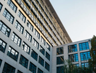 Décret Tertiaire pour les entreprises et occupants de locaux professionnels : les bureaux partagés sont-ils concernés ?