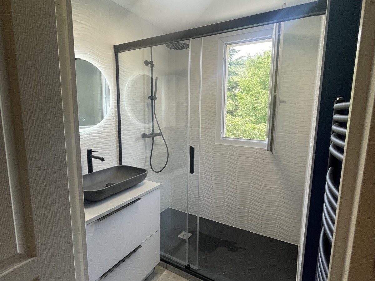 Comment choisir une entreprise spécialisée dans la rénovation salle de bain à Sathonay-Village pour un projet clé en main ?